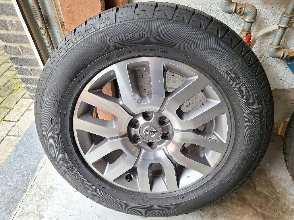 4 jantes avec pneus pour Nissan Navara V6, excellent état, Pneus et Jantes, 255 mm, Véhicule utilitaire, 18 pouces
