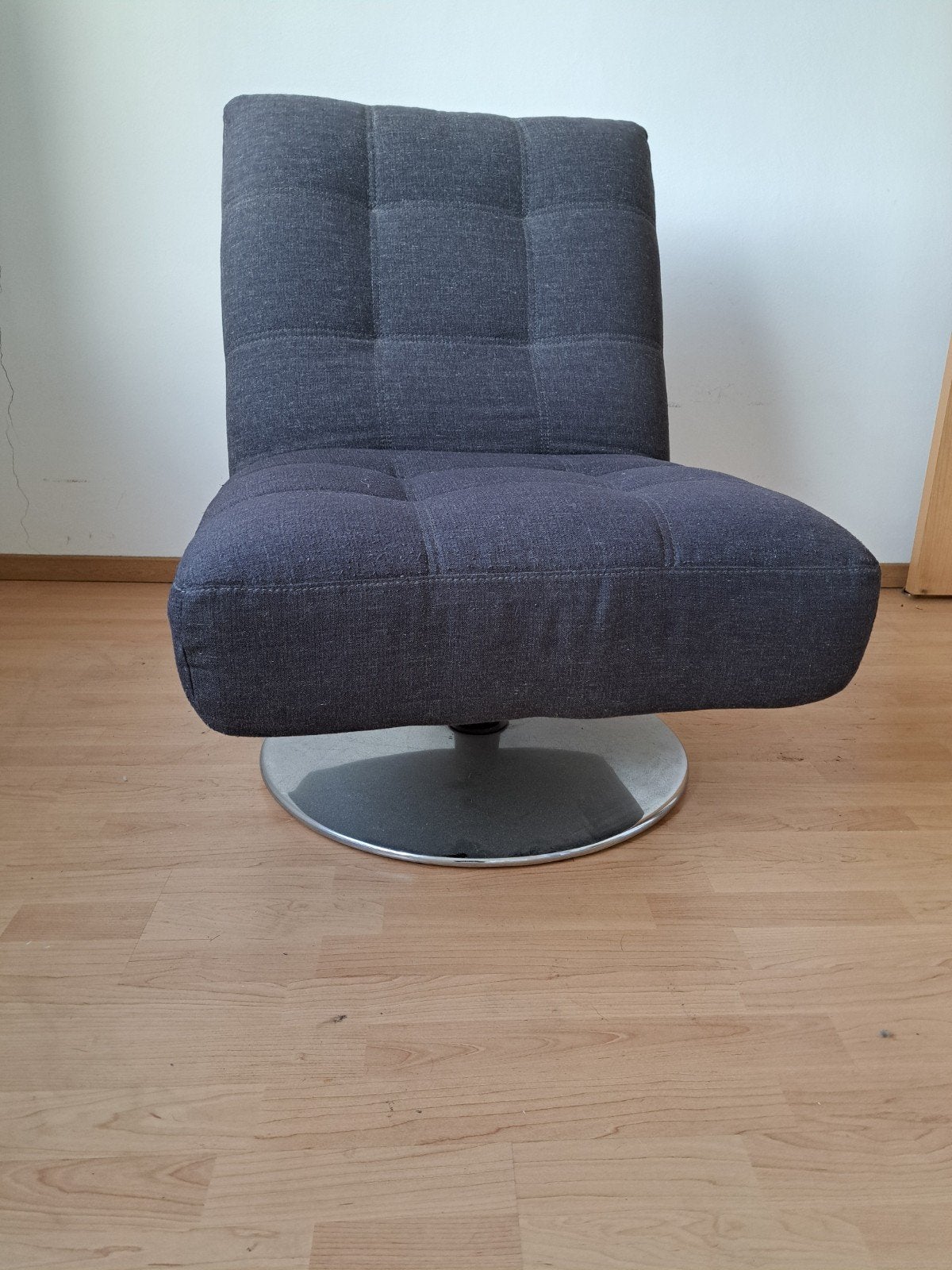 Comfortabele, stevige draaifauteuil. Dikke zetelstof. Antrac, Ophalen, Modern., 75 tot 100 cm, Zo goed als nieuw