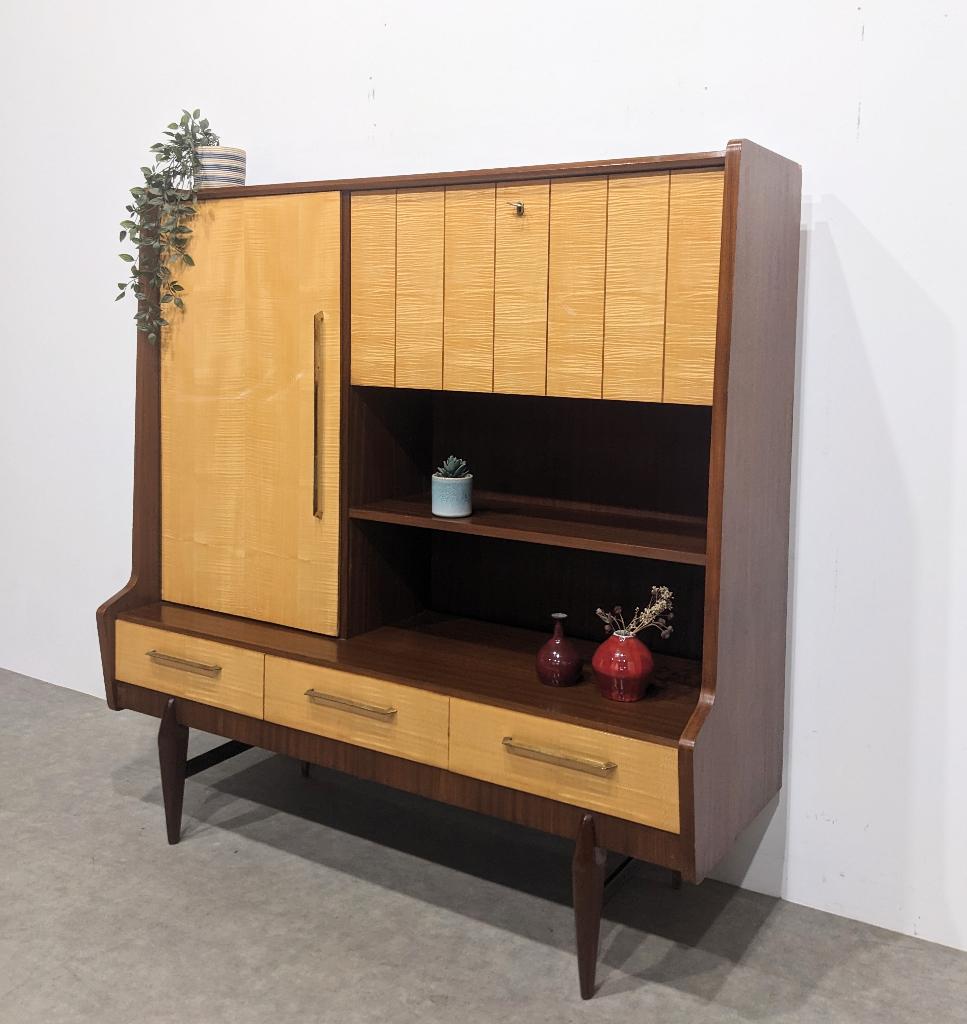 Tweekleurig highboard uit 1950, Ophalen