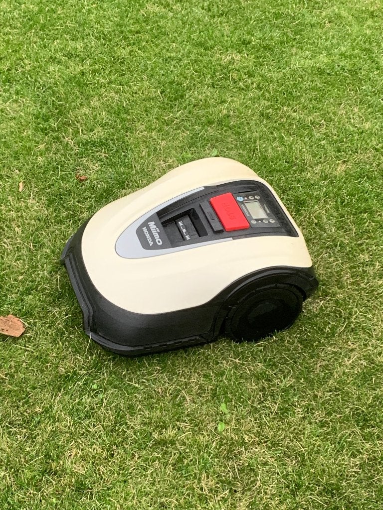 Honda robotmaaier met garage (Honda), Ophalen, Zo goed als nieuw, Minder dan 20 cm, HONDA