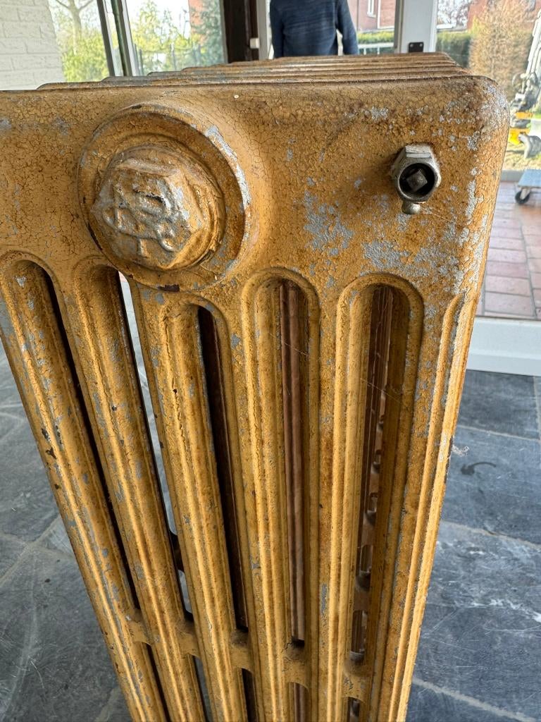 gietijzeren staande radiator met mooie patine, Doe-het-zelf en Bouw, Verwarming en Radiatoren, Ophalen, Gebruikt, Radiator, 60 tot 150 cm