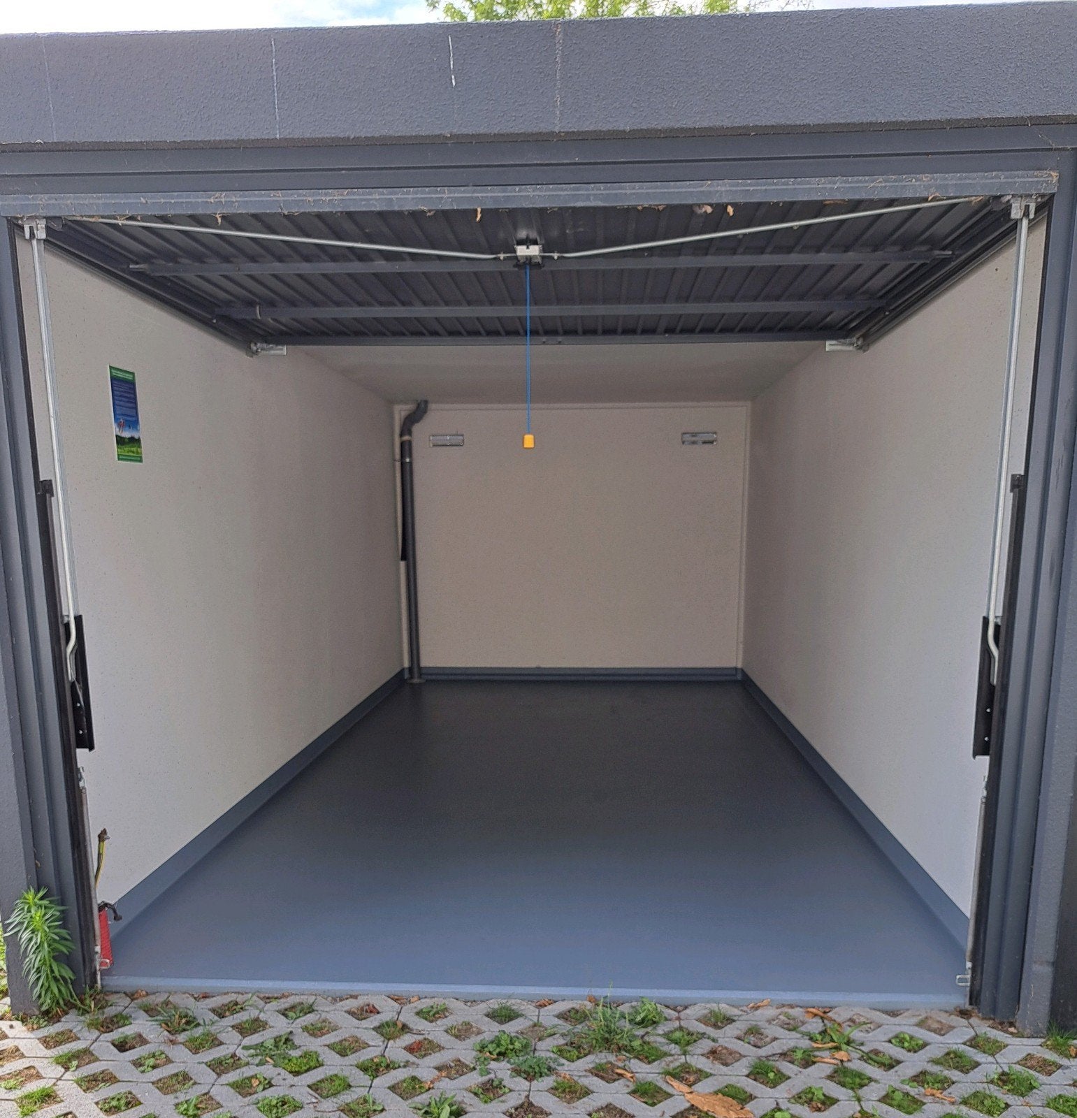 Te huur: zeer ruime en nette garage te Wetteren