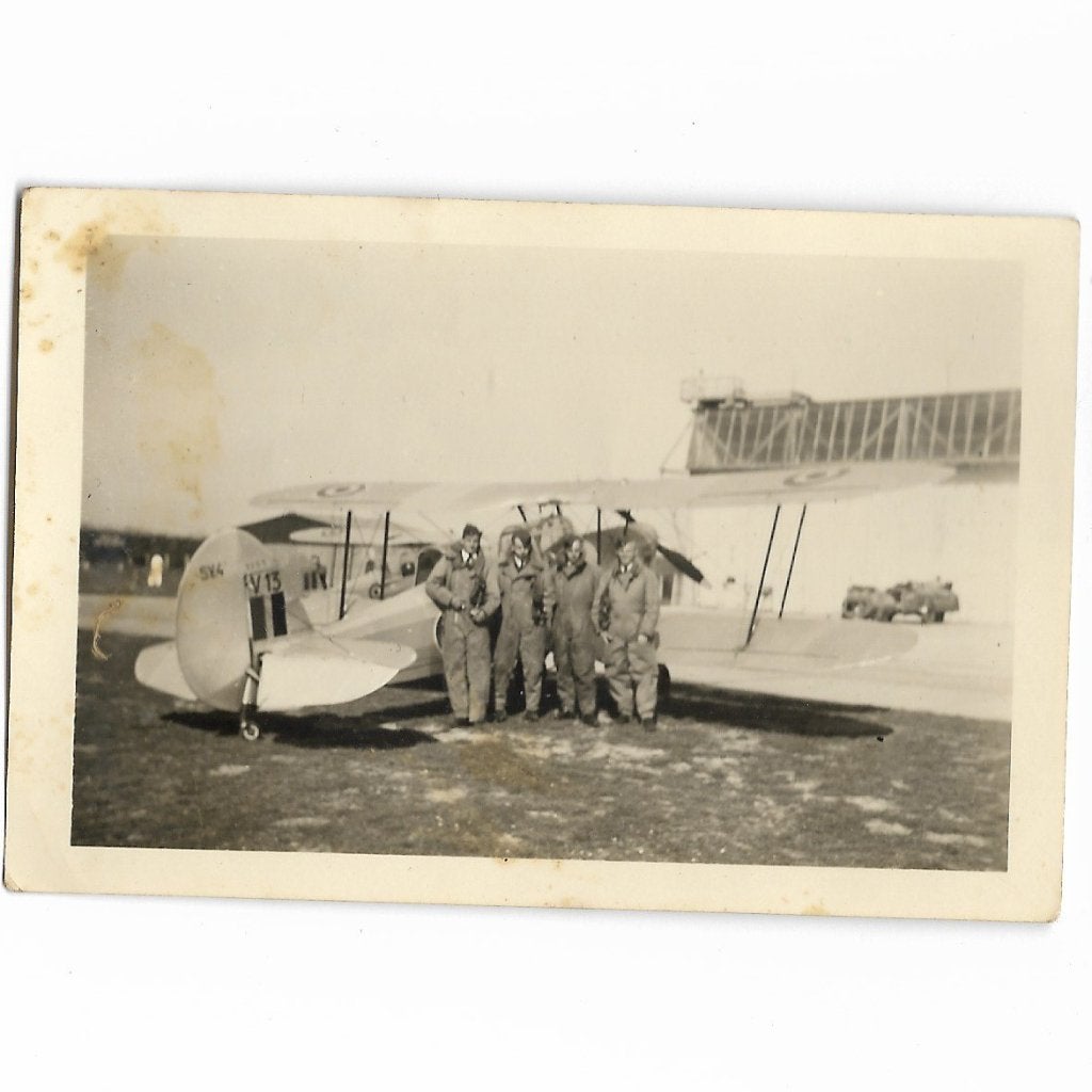 Groepsfoto Belgische piloten met vliegtuig (Stampe SV.4), Ophalen of Verzenden, Luchtmacht, Foto of Poster