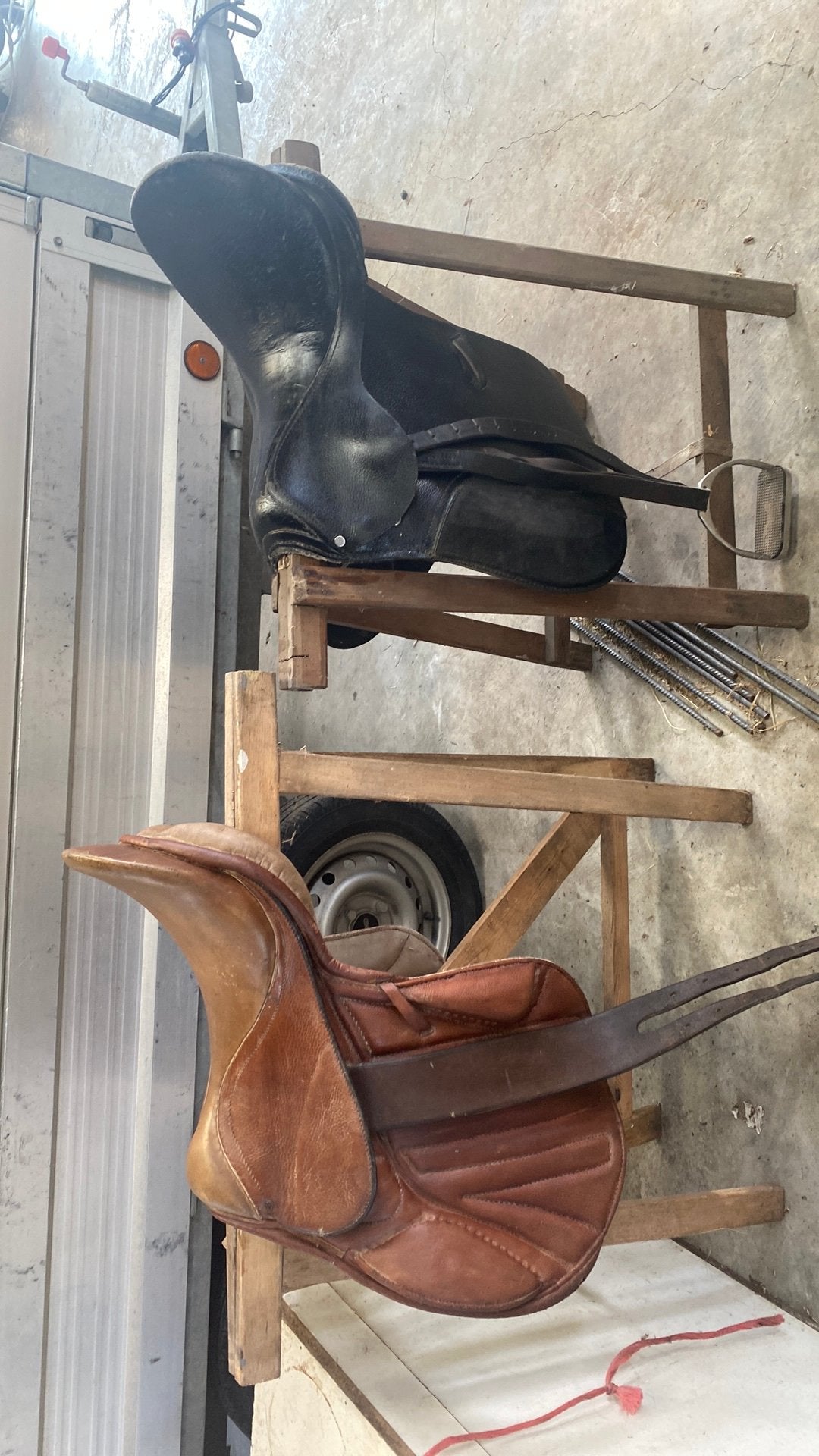 2 selles à vendre, Animaux & Accessoires, Chevaux & Poneys | Selles, Étriers inclus, Récréation, Enlèvement, Utilisé