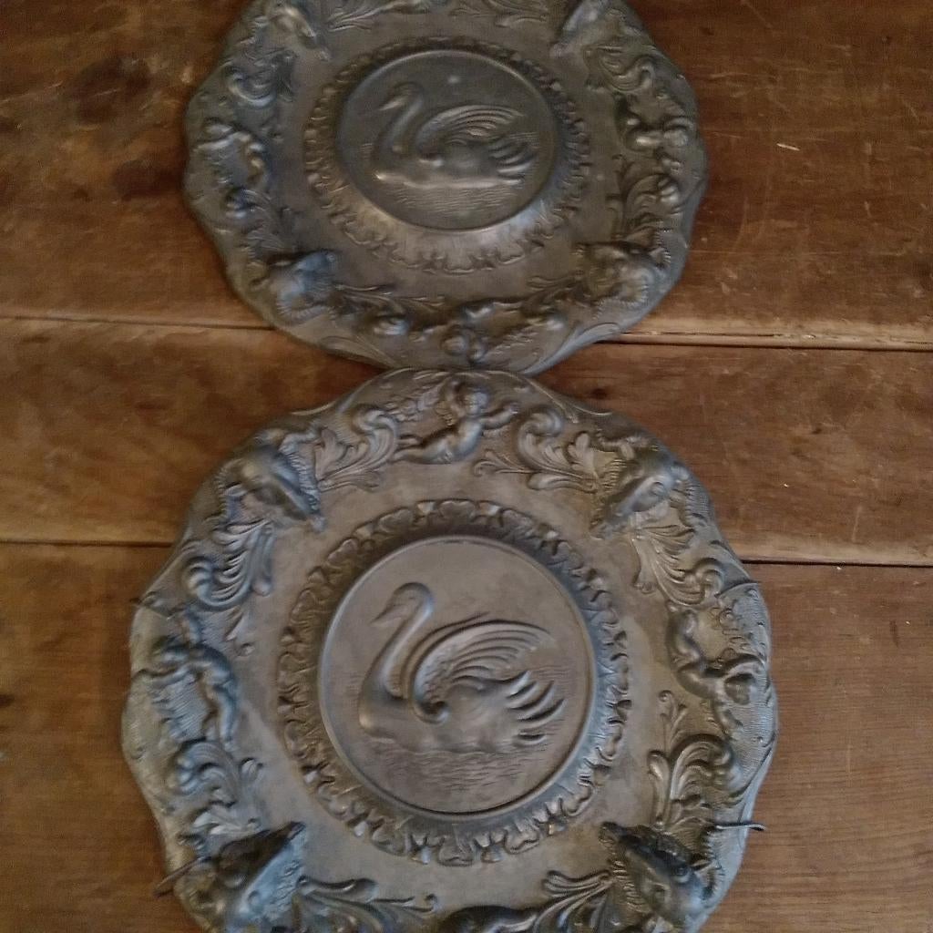 2 plats en étain décorés de cygnes, Envoi