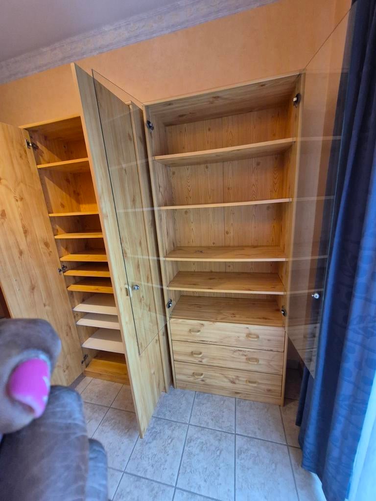 Armoire en bois imitation pin et en 2parties. Très Bon état., Maison & Meubles, Armoires | Bibliothèques, Enlèvement