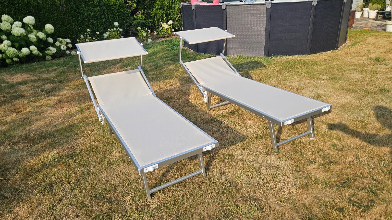 2 nieuwe ligbedden met zonnescherm, Tuin en Terras, Ophalen of Verzenden, Nieuw