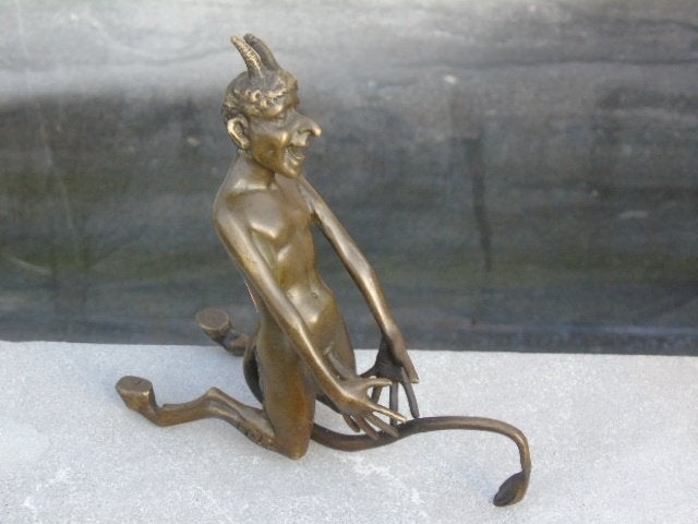 Duivel of imp op zijn knieën in brons gesigneerd., Antiek en Kunst, Ophalen of Verzenden, Brons