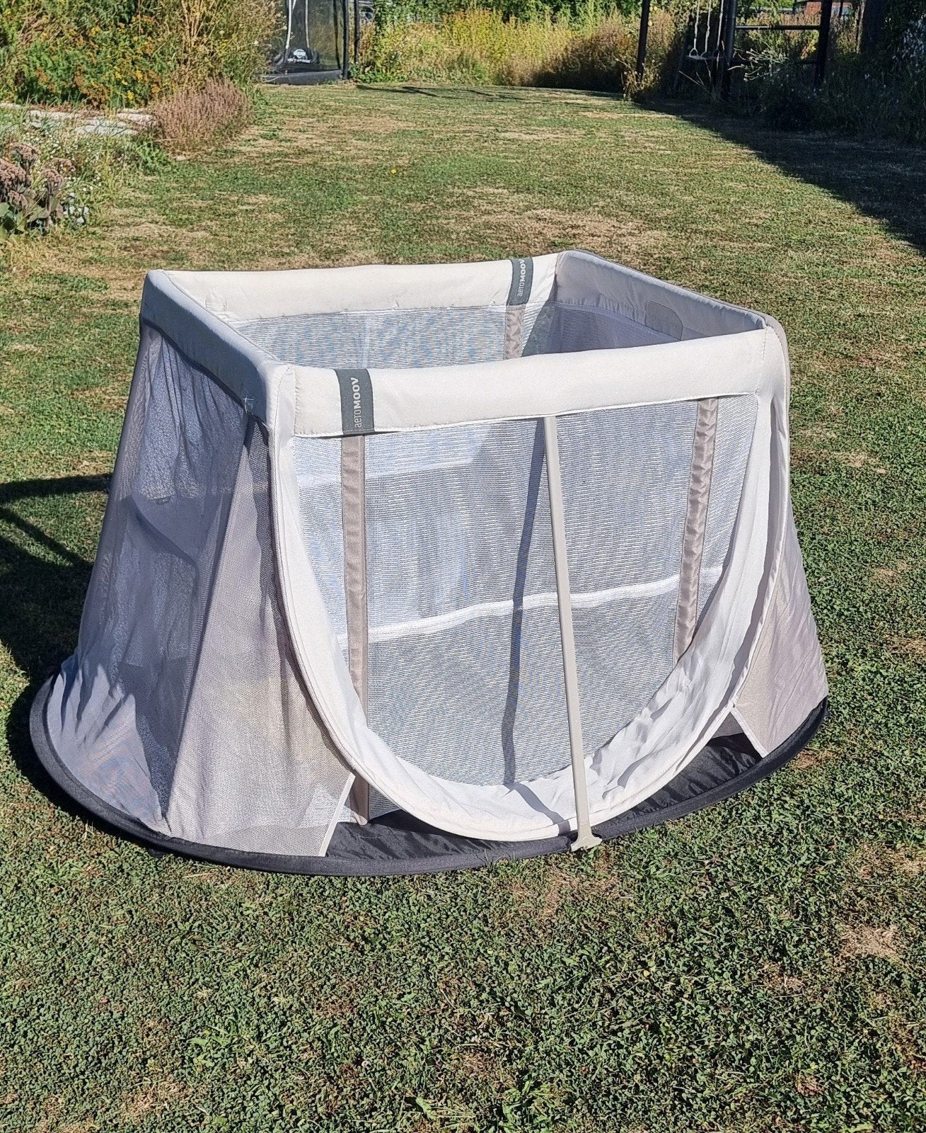 AeroMoov Reisbed + Zonnescherm/Muggennet (Excl. Matras), Ophalen, Zo goed als nieuw, Reisbedje