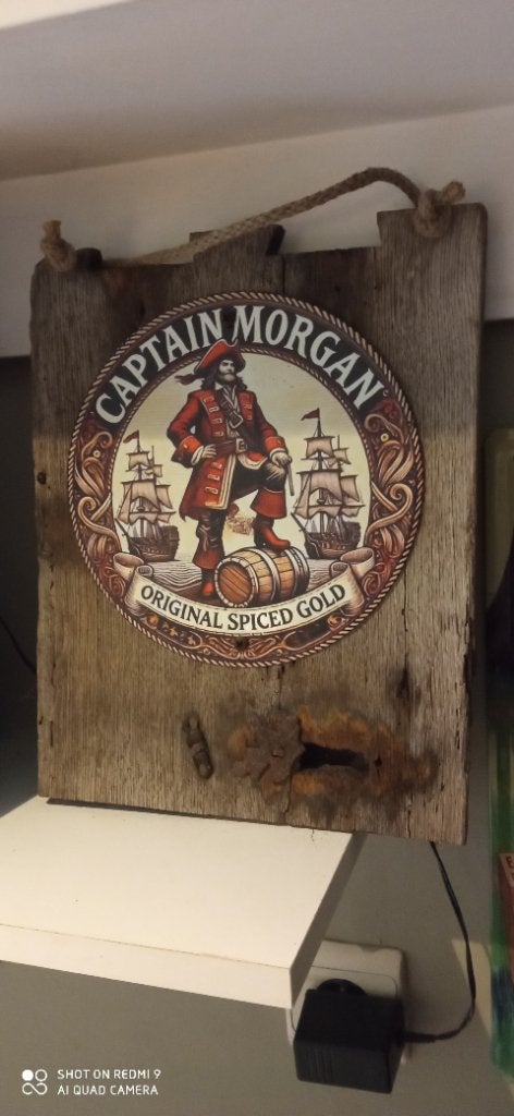 CAPTAIN MORGAN rummetalen plaat op houten decoratie, Verzamelen, Overige Verzamelen, Ophalen of Verzenden, Zo goed als nieuw