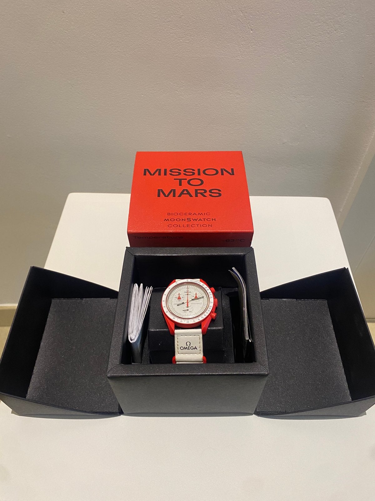 Swatch x omega moonswatch mission to MARS, Handtassen en Accessoires, Horloges | Heren, Polshorloge, Swatch, Kunststof, Ophalen of Verzenden