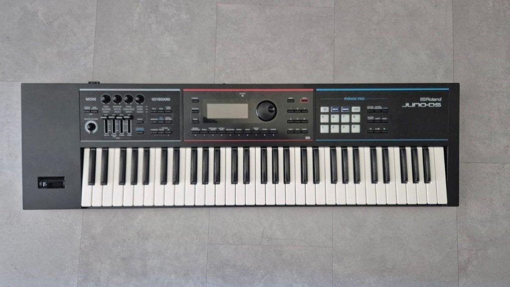 Roland JUNO-DS 61, Musique & Instruments, Synthétiseurs, Utilisé, 61 touches, Roland, Avec valise ou flightcase, Avec connexion MIDI