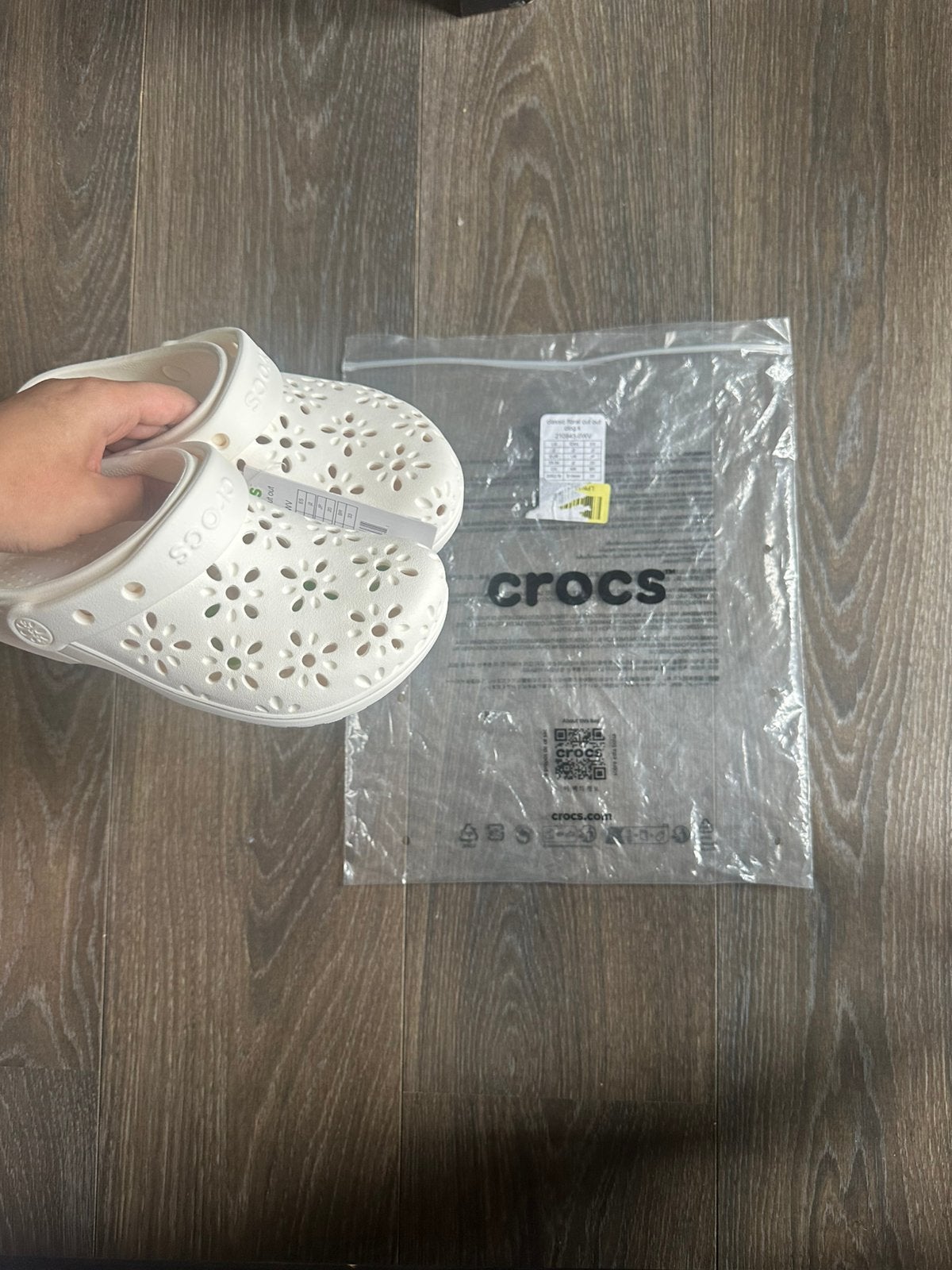 Crocs Classic Floral Cut Out Clog K 33/34 - Blanches, Vêtements | Femmes, Enlèvement ou Envoi, Autres types, Neuf, Rouge