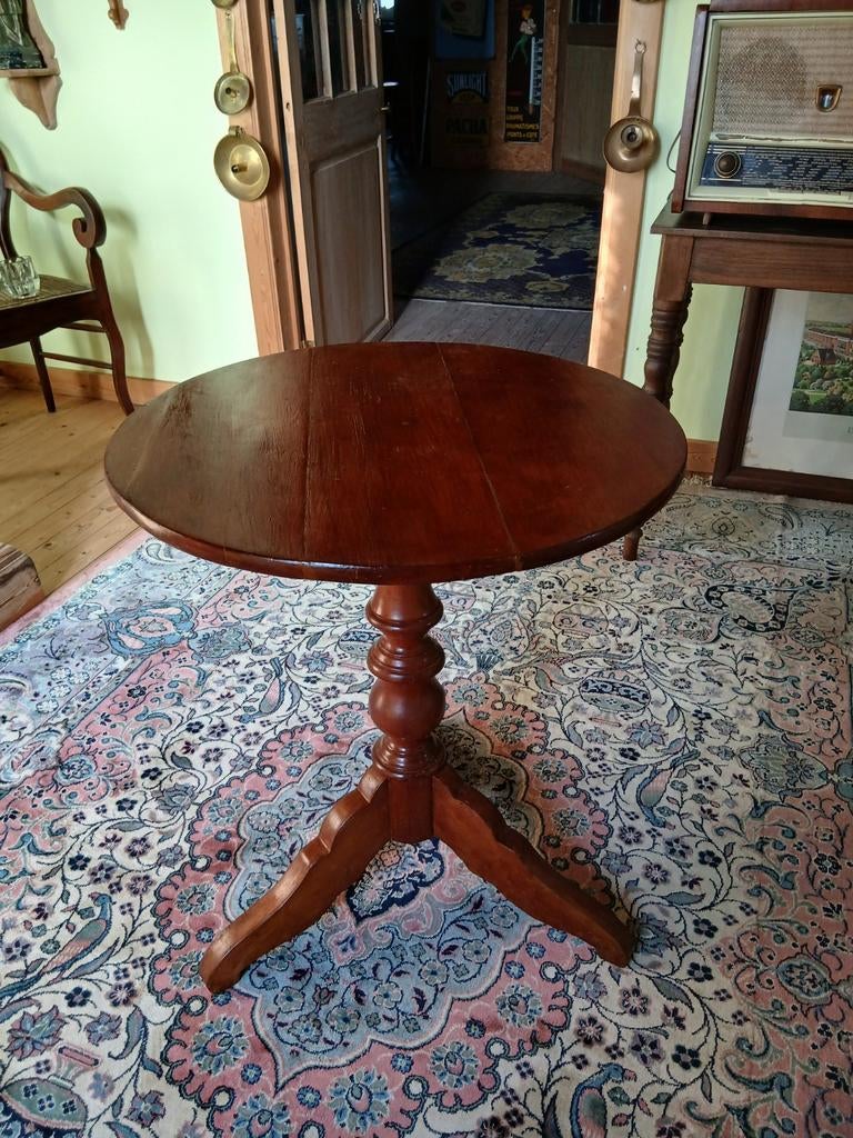 Kleine antieke tafel., Ophalen