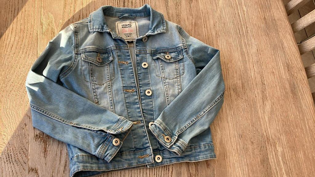 Jeansvest  maat 134, Kinderen en Baby's, Kinderkleding | Maat 134, Ophalen of Verzenden, Zo goed als nieuw
