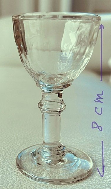 Tout petit verre sur pied très ancien (dînette), Enlèvement ou Envoi