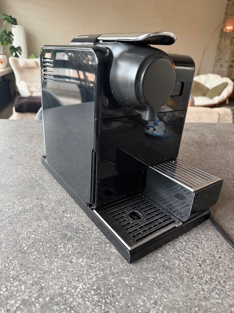 De'Longhi Nespresso Lattissima Touch EN550.B Black, Elektronische apparatuur, Ophalen, Koffiepads en cups, Afneembaar waterreservoir
