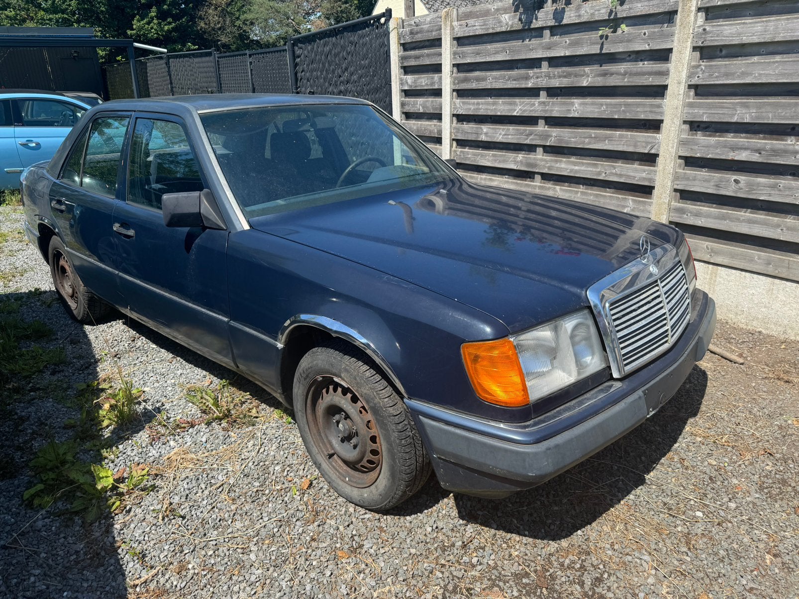 Mercedes e200 benzine bj 1990 km 244,919 start niet langstil, Autos, Achat, 4 portes, Entreprise, Boîte manuelle