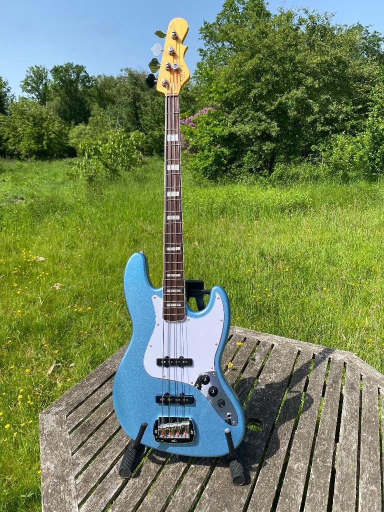 G&L Tribute JB Lake Placid Blue, Muziek en Instrumenten, Snaarinstrumenten | Gitaren | Bas, Zo goed als nieuw, Elektrisch, Ophalen