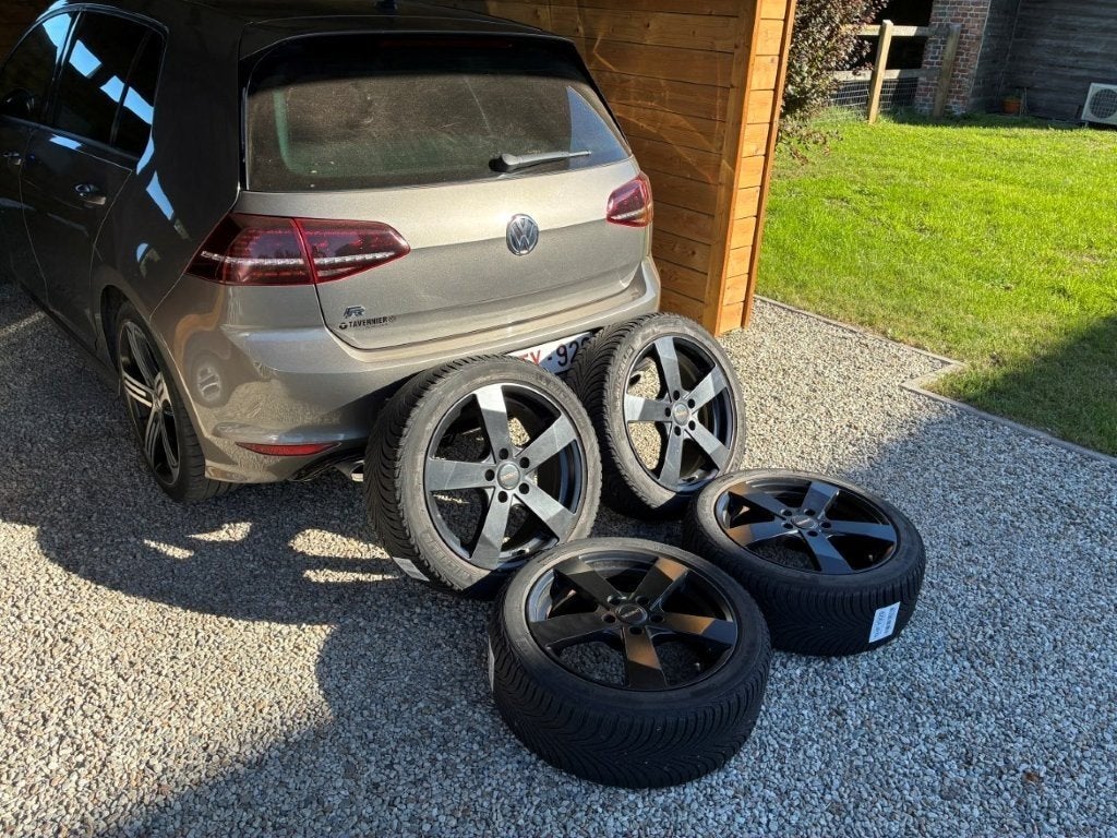 VW Golf 7: set winterbanden op zwarte velgen Michelin Alpin, Ophalen, Gebruikt, Banden en Velgen, 17 inch