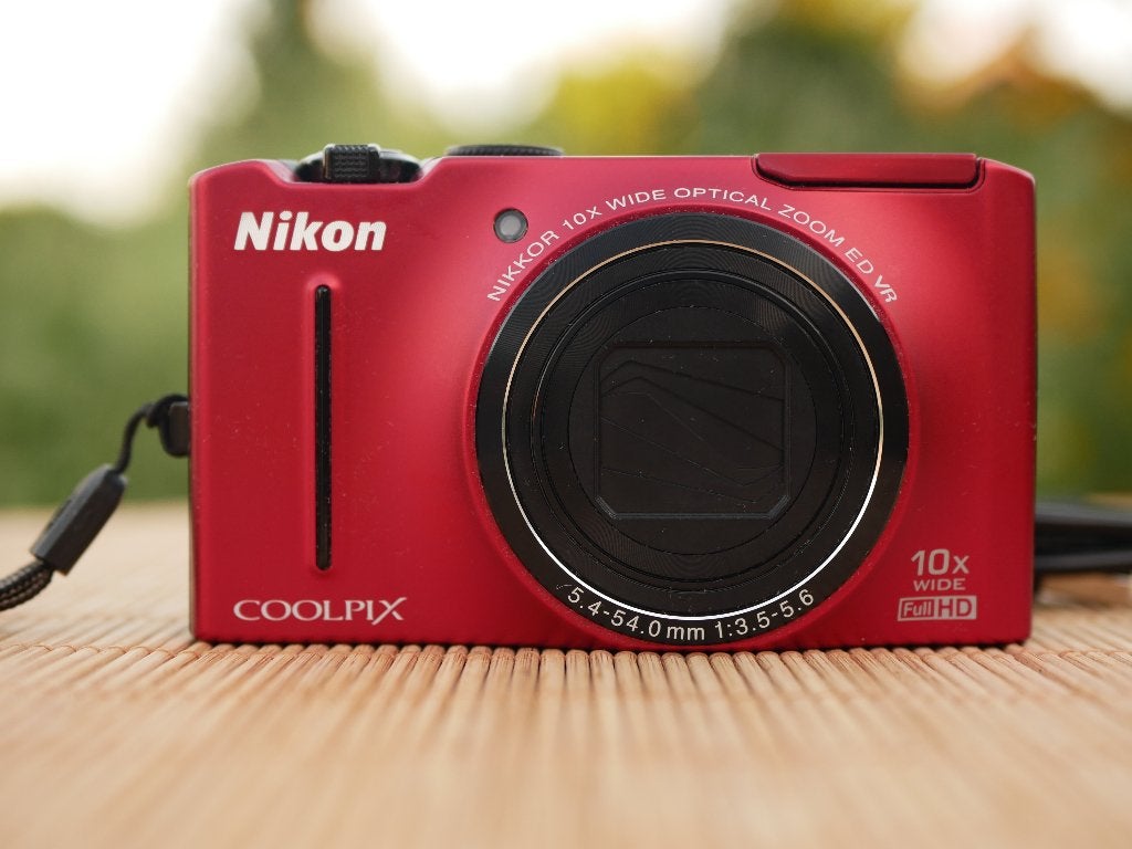 Appareils photo Nikon Coolpix S8100 - Zoom 10x (noir/rouge), Enlèvement ou Envoi, 12 mégapixels, 8 fois ou plus, Batterie