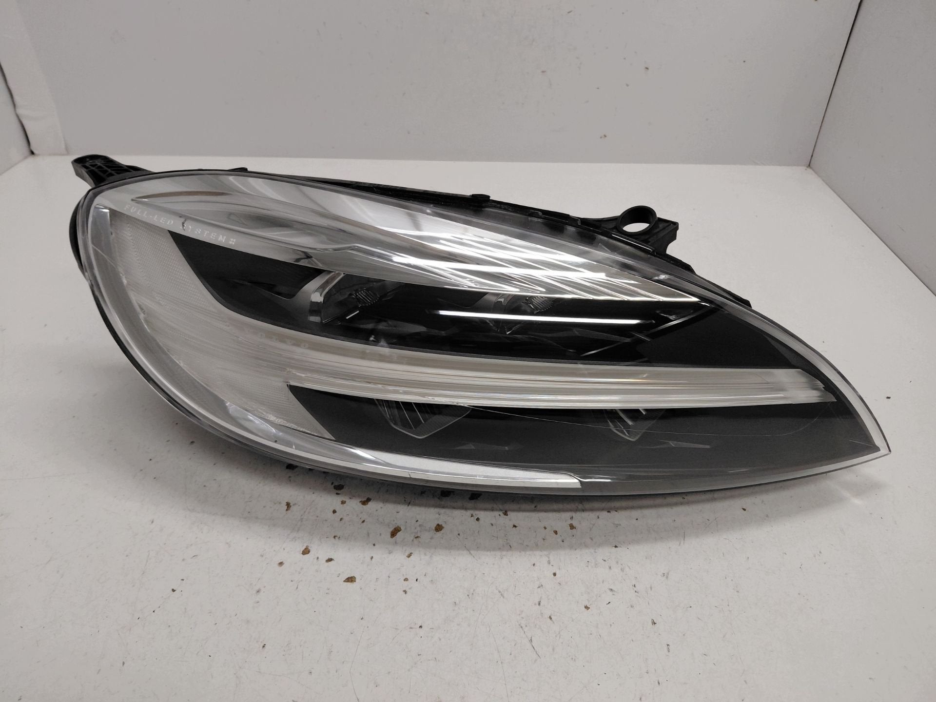 Phare droit Volvo V40 31677023, Autos : Pièces & Accessoires, Gunnar Engellaus vag 8
405 31  Gothenburg, SE, Info@volvocars.com