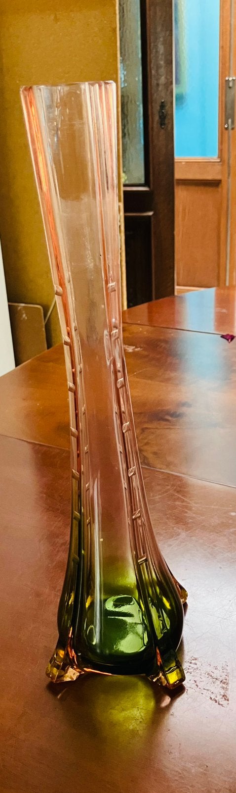 Antiek vaasje h. 36 cm kleur groen rose., Ophalen