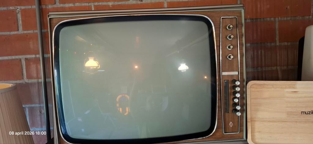 Oude siera tv op lampen voor decor, Ophalen