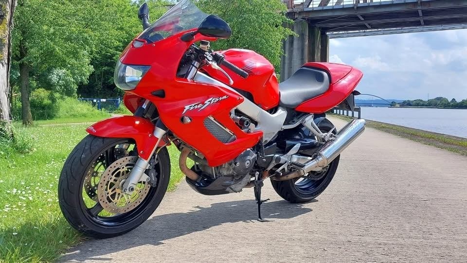Honda VTR 1000 rouge de 2003, Occasion, Plus de 35 kW, 2 cylindres, 996 cm³