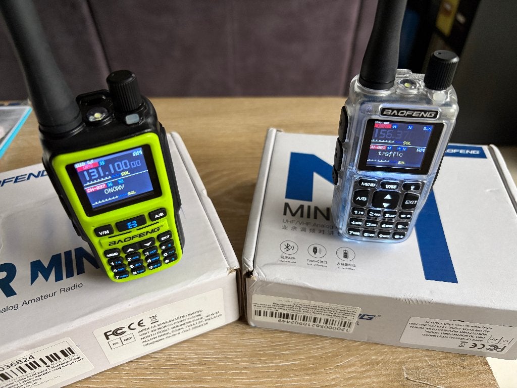 Baofeng UV 5, Télécoms, Enlèvement ou Envoi, Comme neuf, Talkie-walkie ou Walkie-talkie, Avec clip de ceinture