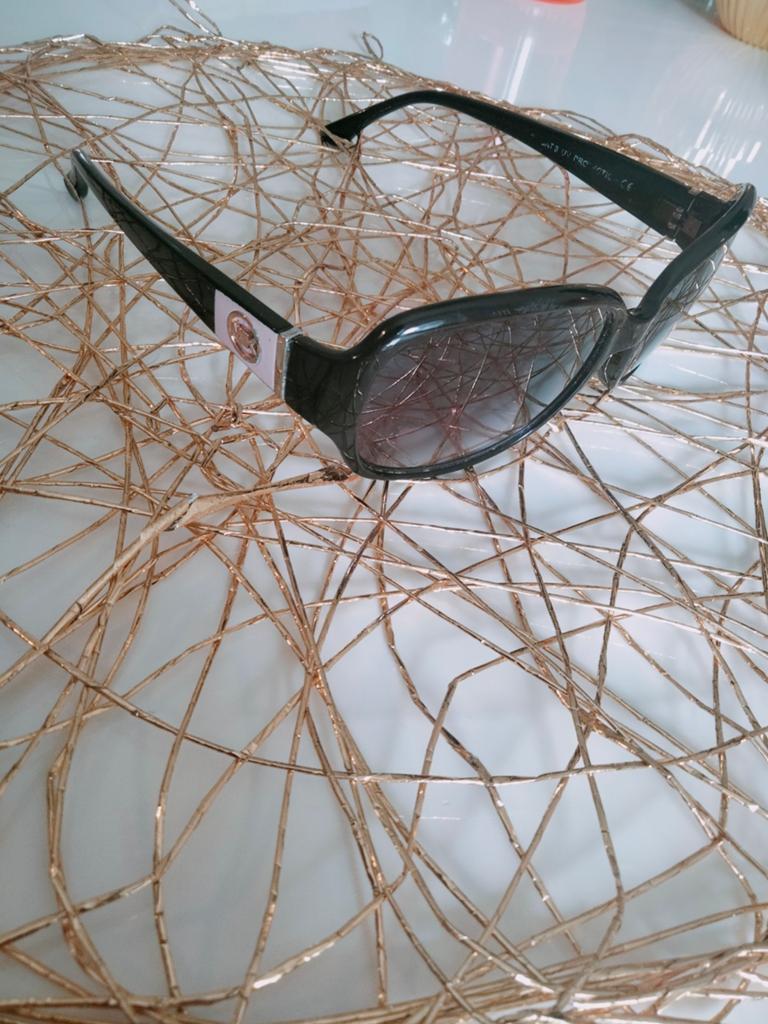 Ce sont des lunettes de soleil Michael Kors noires et argent, Enlèvement, Lunettes