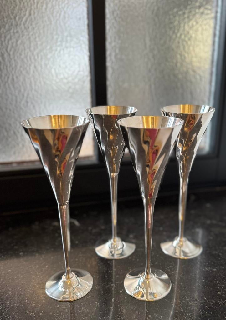 4 verzilverde champagnefluiten, Ophalen