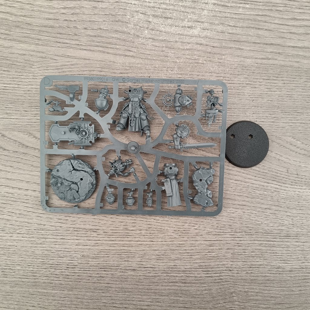 Warhammer 40k - Space Marines - Captain with Shield, Hobby en Vrije tijd, Ophalen of Verzenden, Zo goed als nieuw, Warhammer, Figuurtje(s)