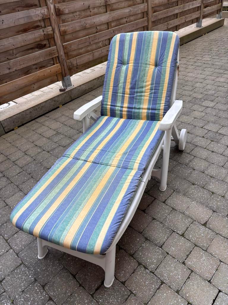 Flair ligbed (terras of tuin) met kussen, Ophalen, Gebruikt, Kunststof, Verstelbaar
