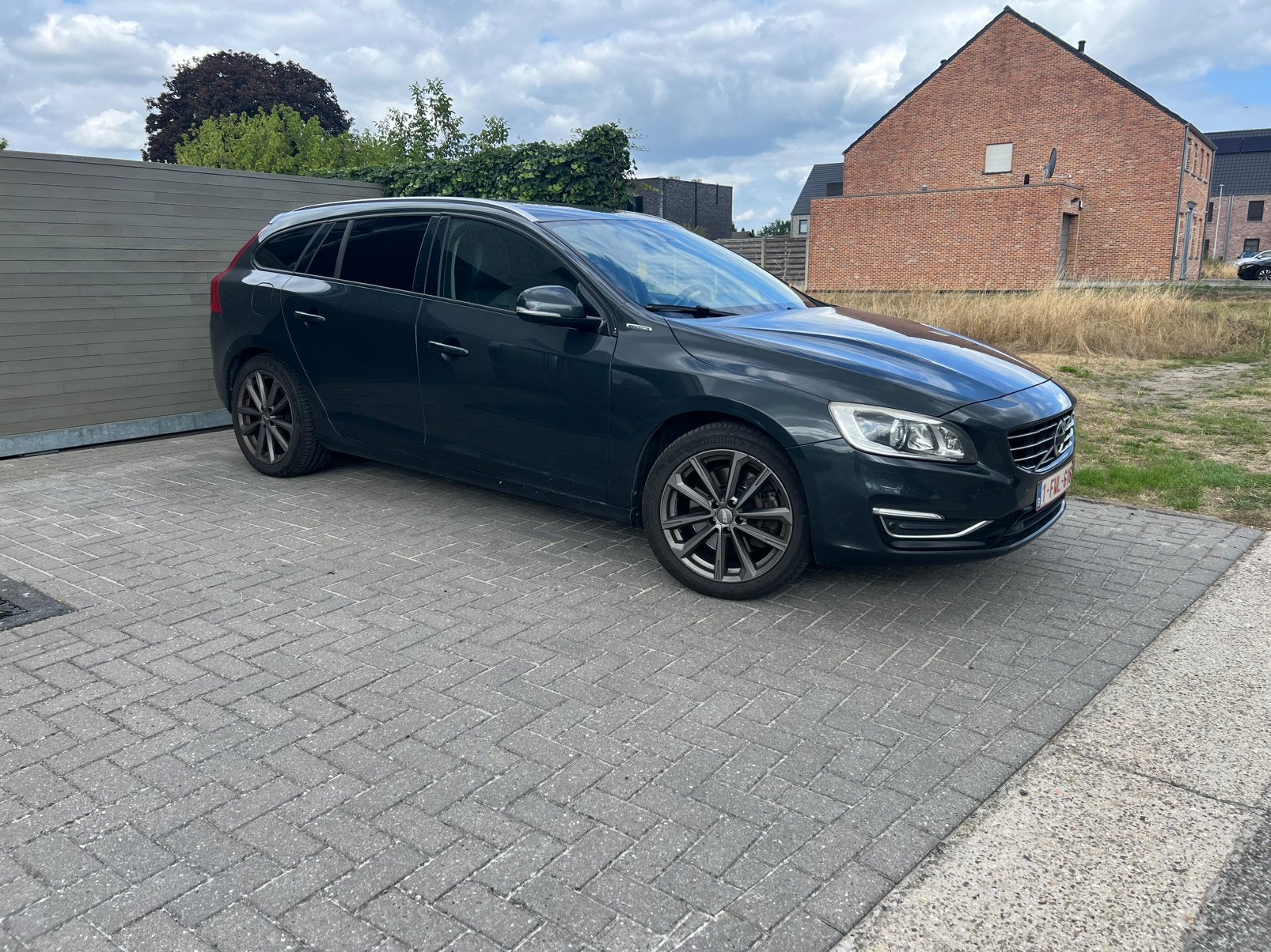 Volvo v60 plug in hybride 2,4 awd r design, Automaat, Euro 5, Zwart, Leder