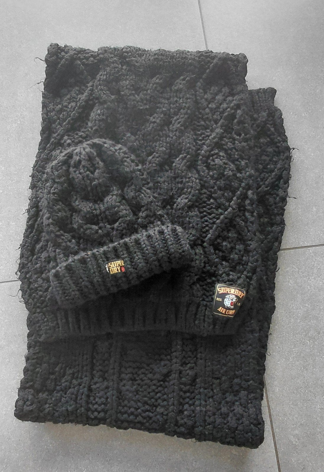 écharpe et bonnet superdry, Enlèvement, Porté, Superdry, Bonnet
