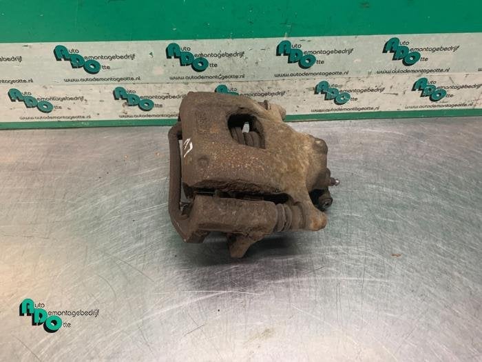 Remklauw (Tang) links-voor van een Peugeot 107 (107 05-), Gebruikt, -, -, Ophalen of Verzenden