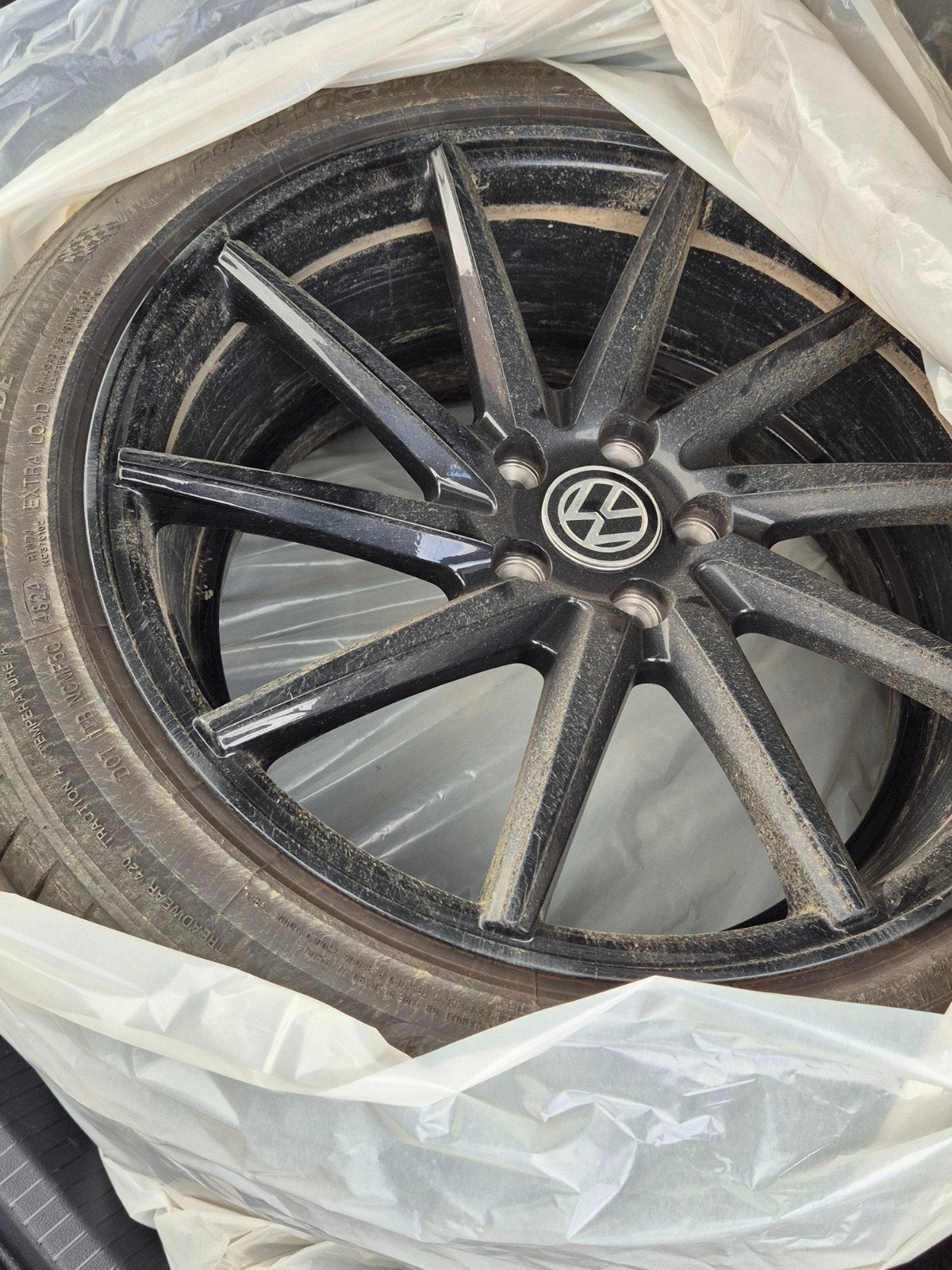 Lot de 4 jantes avec pneu VW noires, Enlèvement