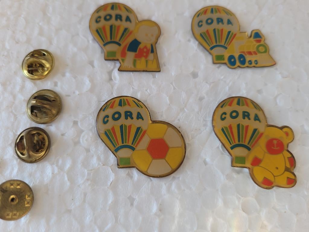 Set van 4 Cora-spelden/collectie, Verzamelen, Verzenden, Gebruikt, Overige onderwerpen, Speldje of Pin