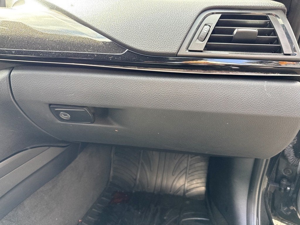 COMPARTIMENT A GANTS BMW 3 serie (F30) (|51169239345|), Utilisé, BMW, Petuelring 130
80809  München, DE, Bayerische Motoren Werke AG