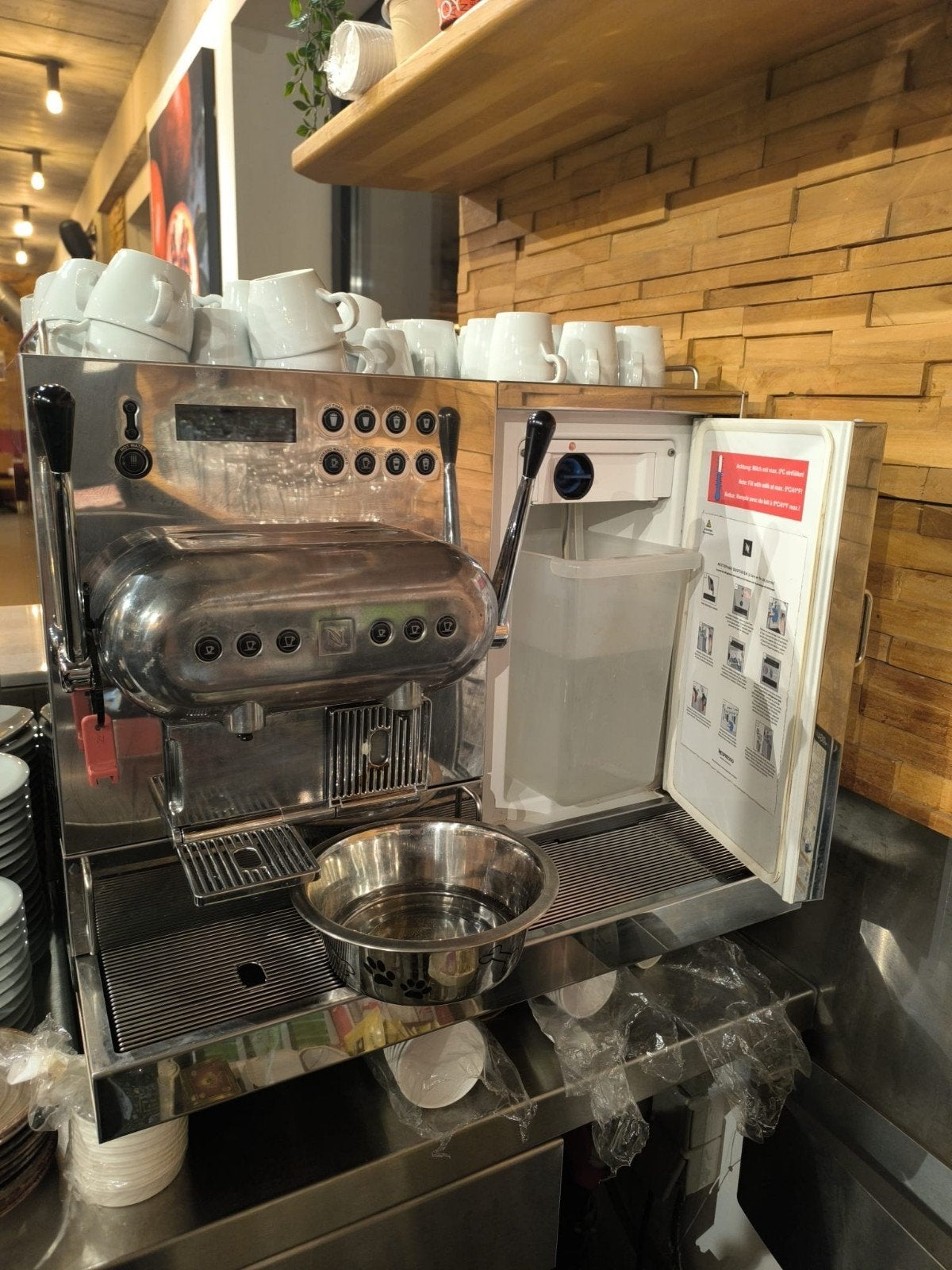 Machine à café professionnelle Nespresso Aguila 220 – Comme, Articles professionnels, Enlèvement, Utilisé, Nettoyage