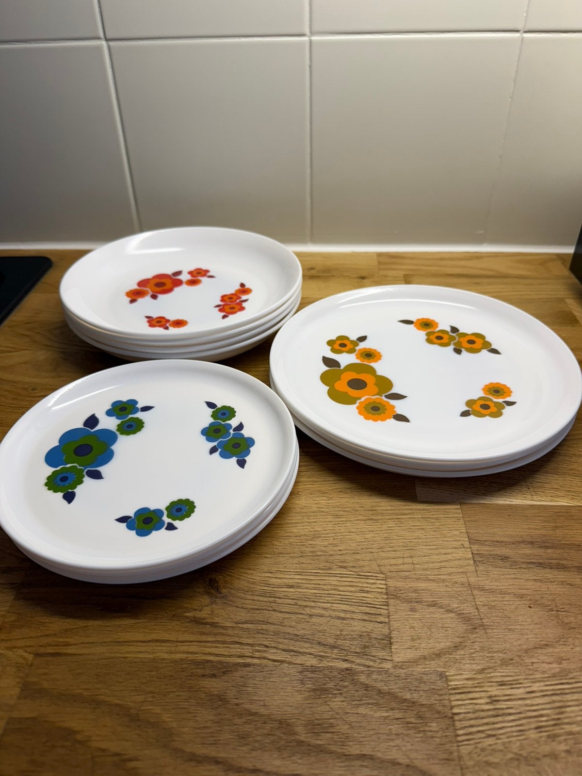 Wit serviesgoed met bloemen, Huis en Inrichting, Ophalen, Zo goed als nieuw, Bord(en)