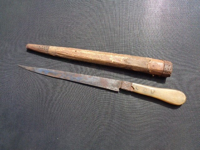 Antiek , kunst , handarbeid met schede , L = 46,5 cm, Antiek en Kunst, Kunst | Niet-Westerse kunst, Wapen, Handgemaakt, Ophalen of Verzenden