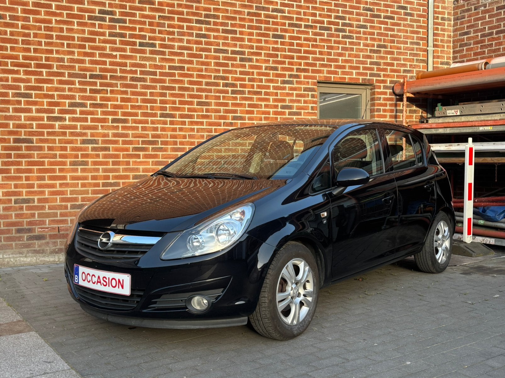 Opel Corsa 1.4i essence - clim - jantes - 5 portes, Autos, Opel, Euro 5, Achat, 129 g/km, Noir