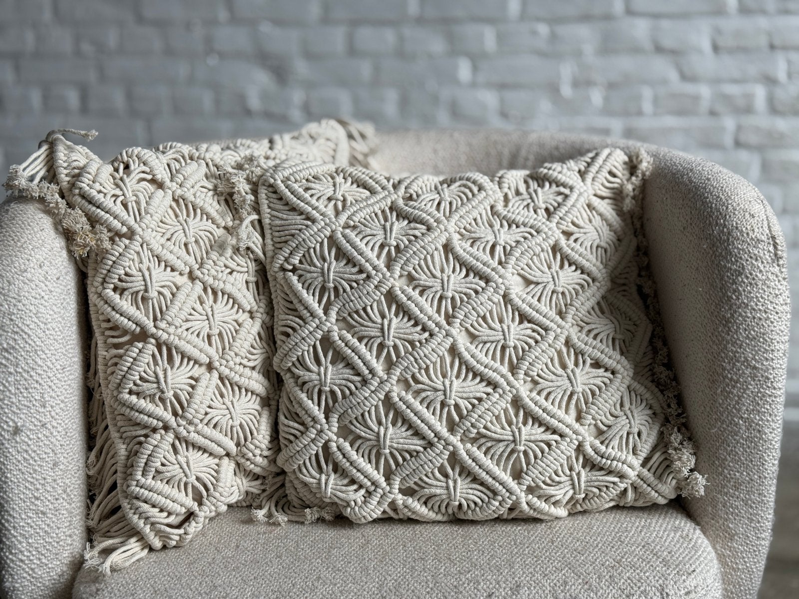 2 Crèmekleurig macramé kussen, Huis en Inrichting, Woonaccessoires | Kussens, Ophalen, Zo goed als nieuw, Sierkussen