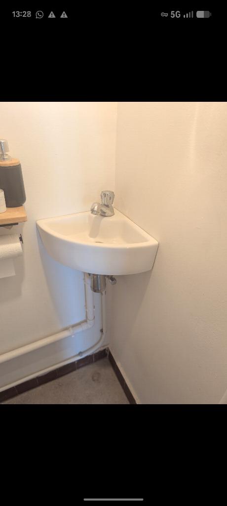 Lavabo triangle avec robinet et tuyau raccordement . avec tu, Doe-het-zelf en Bouw, Sanitair, Ophalen, Kraan
