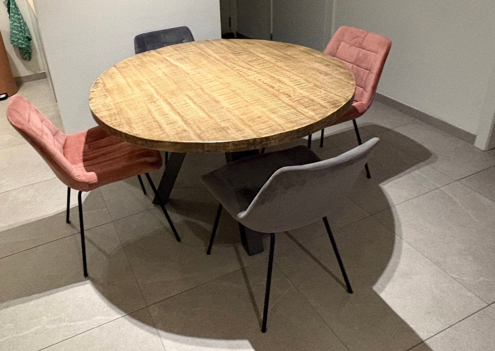 Houten eettafel met 4 velvet stoelen, Ophalen, Zo goed als nieuw