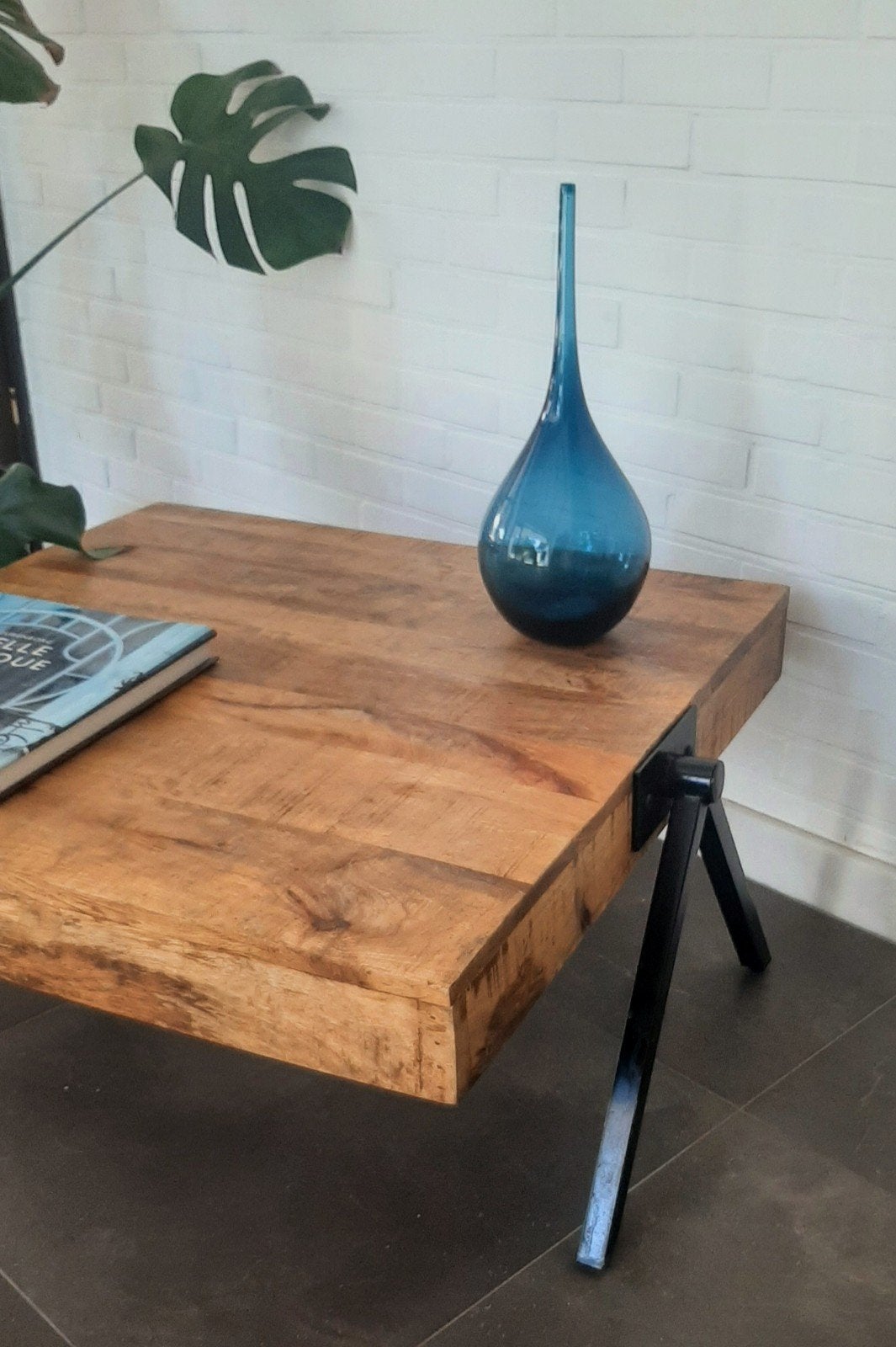 Industriële salontafel in mangohout, Huis en Inrichting, Ophalen