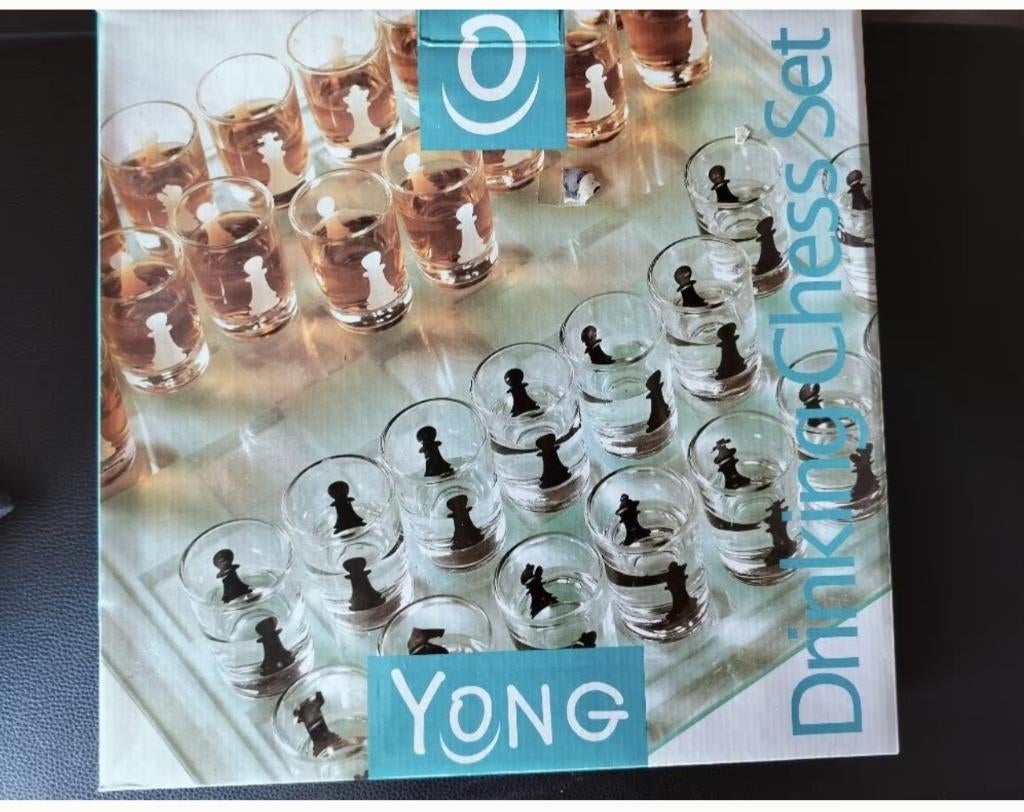 ⏰⬇️ Yong Drinkschaakspel–Glazen Schaakbord +32 Shotglaasjes, Verzamelen, Glas en Drinkglazen, Nieuw, Borrel- of Shotglas, Ophalen