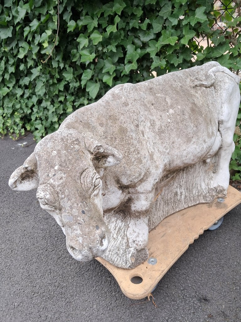 statue de jardin de vache et de taureau, Enlèvement